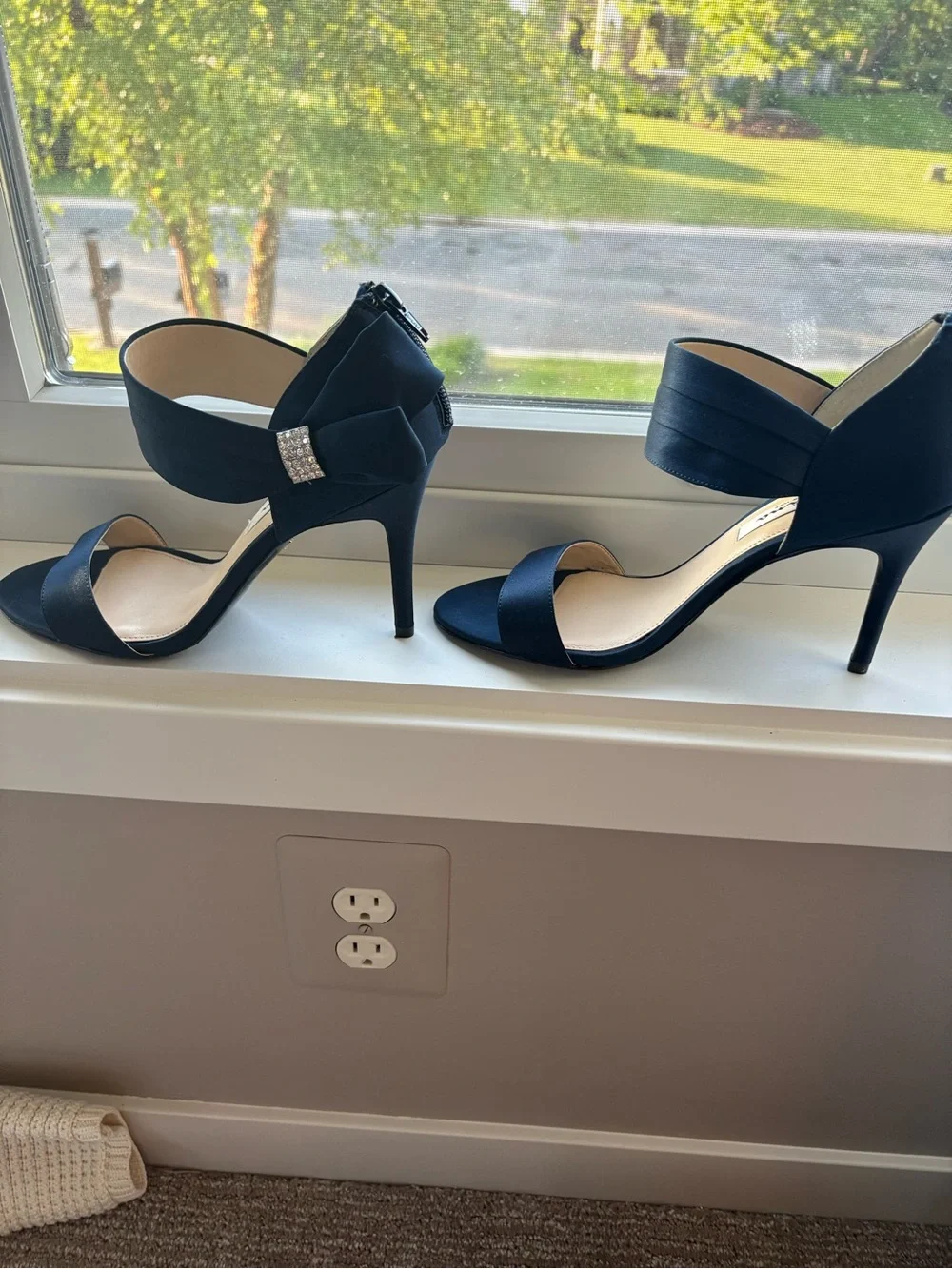 Nina Navy Satin High Heels with Rhinestone Bow Accents Size 8 - Picture 4 of 9